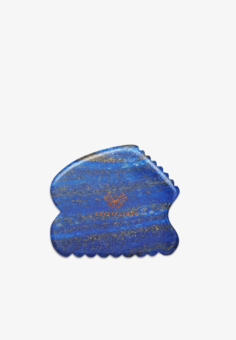 Pettine in lapislazzuli dalla forma ondulata, caratterizzato da tonalità blu e spruzzate dorate. Logo inciso in arancione al centro. Bordi testurizzati.