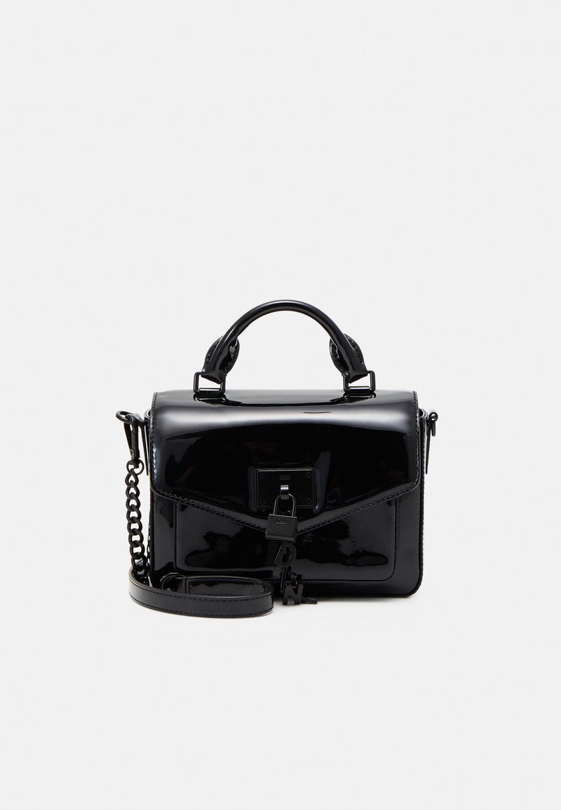 Sac à main en cuir verni noir avec poignée supérieure, rabat avant, détail de cadenas et bandoulière chaîne amovible sur fond blanc.