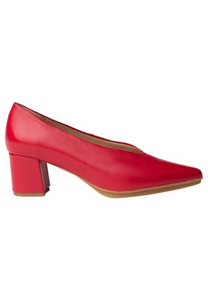 Zapato de tacón de cuero rojo con puntera afilada y tacón bloque. Textura suave con un diseño elegante y una suela de color beige claro para contraste.