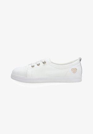 Witte lage sneaker met witte veters, metalen oogjes, rubberen zool en een klein geruit hartdetail nabij de hiel.