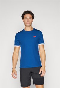 T-shirt de sport bleu à manches courtes, détail de logo rouge sur la poitrine, accents blancs contrastants, et design à col rond.