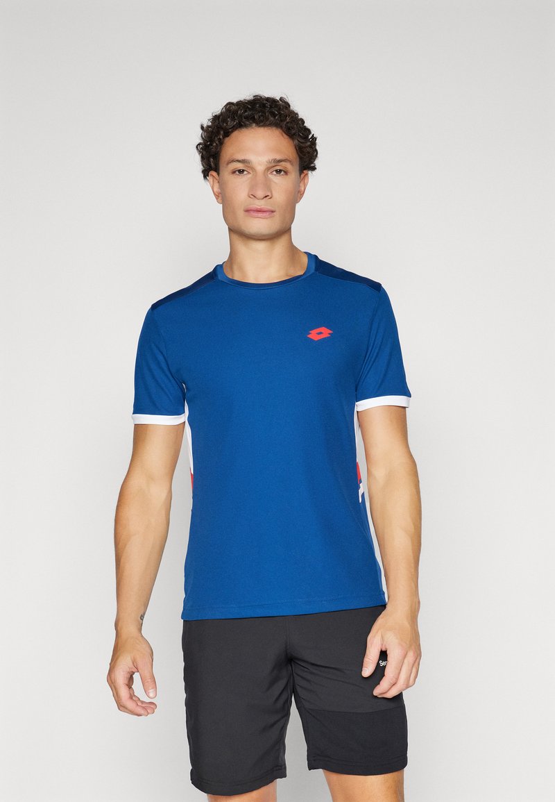 Blå sports T-shirt med korte ærmer, rødt logo detaljeret på brystet, kontrastfarvede hvide accenter og rund halsdesign.