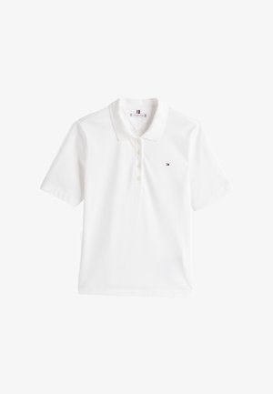 Valge puuvillane polo särk, millel on klassikaline krae, lühikesed varrukad, viis esist nuppu ja väike logo vasakul rinnas.