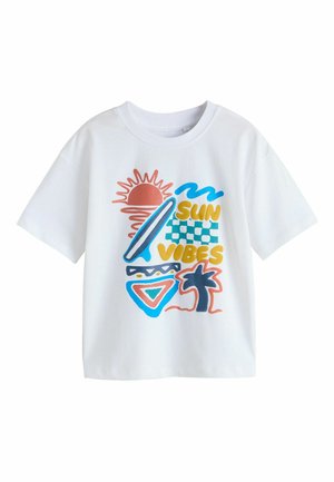 Fehér rövid ujjú póló színes grafikákkal, amelyek napot, hullámokat, szörfdeszkát, pálmafát, geometriai alakzatokat és a „SUN VIBES” feliratot ábrázolnak.