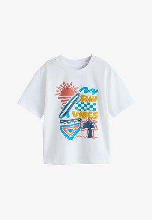 Tricou alb cu mâneci scurte și grafice colorate, inclusiv soare, valuri, placă de surfing, palmier, forme geometrice și textul „SUN VIBES”.
