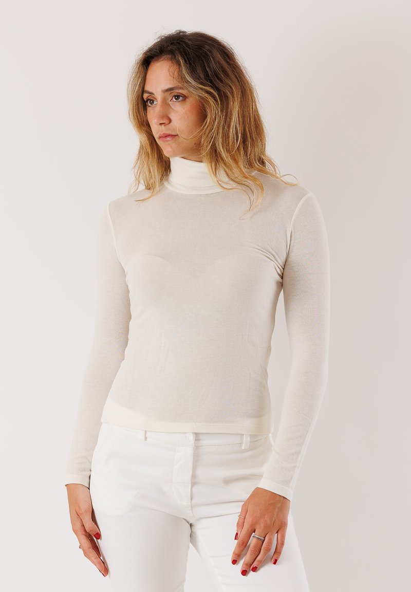 Maglietta a maniche lunghe bianca con collo alto dal design aderente, realizzata in un tessuto leggero e semi-trasparente. Presenta una superficie liscia e una leggera lucentezza.