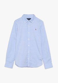Camicia azzurro chiaro a maniche lunghe con colletto a camicia, bottoni frontali e un piccolo logo ricamato sul lato sinistro del petto. Tessuto con una texture liscia.