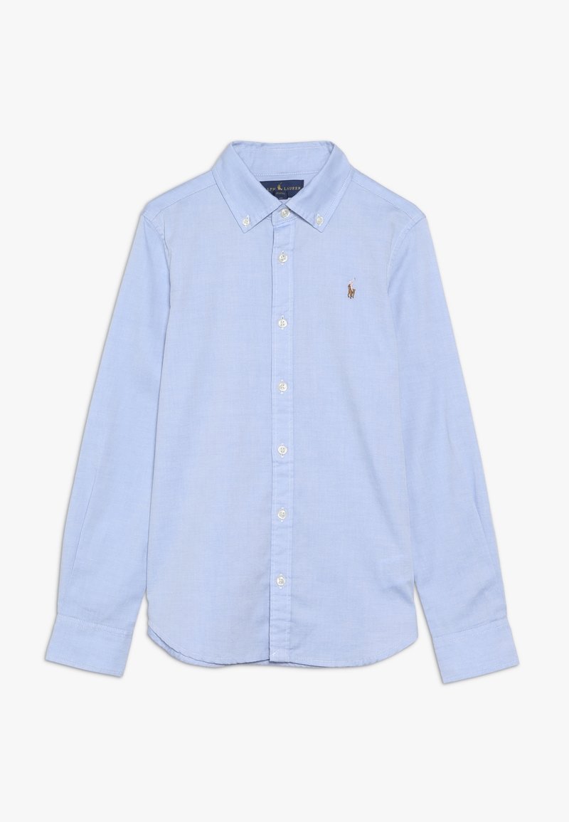 Camicia azzurro chiaro a maniche lunghe con colletto a camicia, bottoni frontali e un piccolo logo ricamato sul lato sinistro del petto. Tessuto con una texture liscia.