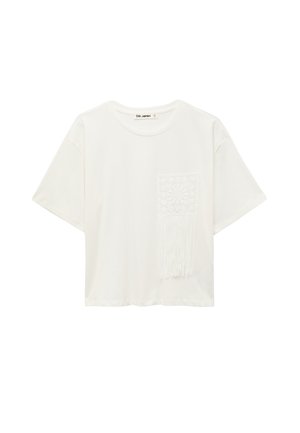 T-shirt blanc à manches courtes avec col rond et poche décorative en crochet avec franges sur le côté droit avant.