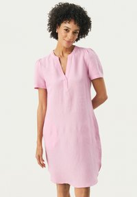 Rotes Leinenkleid mit kurzen Puffärmel, V-Ausschnitt, Seitentaschen und lockerer Passform. Besitzt einen leicht abgerundeten Saum.