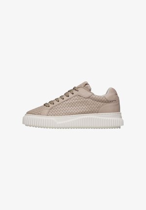Zapatillas de cuero tejido beige con una superficie texturizada, cordones planos y una gruesa suela de goma blanca con detalles estriados.