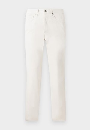 Jeans en denim blanc avec une coupe droite, dotés de cinq poches, de passants de ceinture et d'une fermeture à bouton. Texture lisse et design minimal.