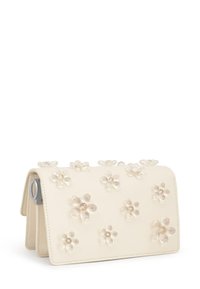 Portefeuille en cuir synthétique blanc orné de fleurs tridimensionnelles transparentes, de forme rectangulaire, avec un détail visible en métal.