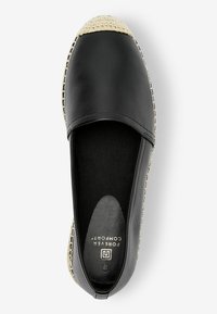 Musta espadrille-jalkine, jossa on teksturoitu nahka päällinen, nubuck-vuori ja kyhätty juuttikärki. Sisältää pehmustetun pohjallisen mukavuutta varten.