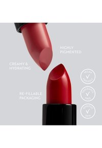 Roter Lippenstift mit cremiger, feuchtigkeitsspendender Textur. Die Tube verfügt über eine nachfüllbare Verpackung. Wichtige Merkmale: hochpigmentiert, veganfreundlich, frei von Duftstoffen.