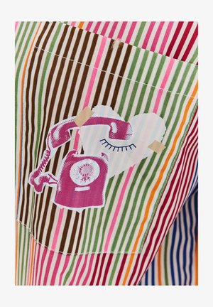 Pruhovaná látka v barvách jako je zelená, růžová, hnědá a oranžová. Obsahuje grafiku růžového telefonu na srdci, zvýrazněnou páskou.