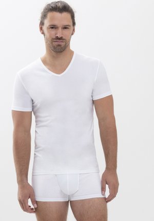 T-shirt blanc à col en V et boxer assortis en tissu doux et lisse ; design ajusté ; manches courtes ; lignes épurées ; détails minimaux.