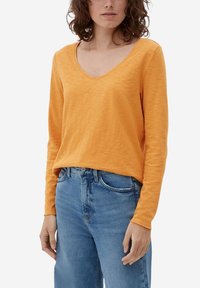 s.Oliver LONGSLEEVE MET SLUBSTRUCTUUR - Langarmshirt - honiggelb