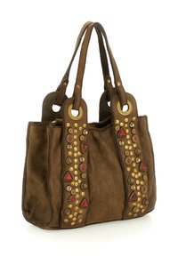Borsa a tracolla in pelle marrone con due manici, decorata con borchie dorate e arricchimenti rossi a forma di triangolo e rotondi sui cinturini frontali.