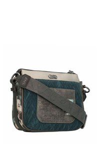 Torebka crossbody z pikowanej tkaniny w kolorze turkusowym i szarym, z kontrastowym beżowym klapem, dekoracyjnym przeszyciem oraz regulowanym paskiem z metalowymi akcentami.