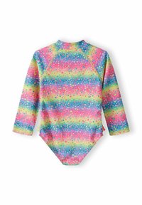 Maillot de bain à manches longues avec un motif en dégradé de couleurs arc-en-ciel et des étoiles multicolores sur un tissu doux et extensible. Col haut et design ajusté.