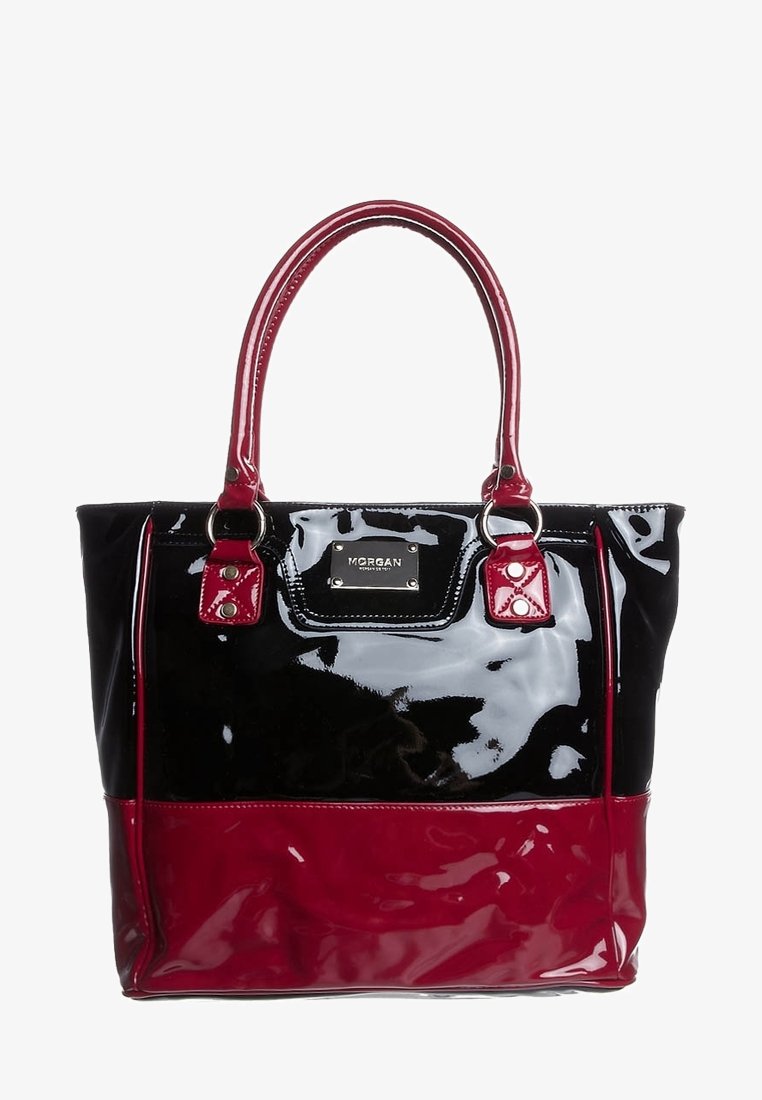 Sac à main en cuir verni noir brillant et rouge foncé avec double poignée et un logo sur plaque métallique au centre avant.