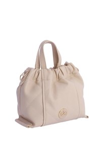 Bolso de mano de cuero acolchado beige con herrajes dorados, parte superior fruncida, asas cortas y forma redondeada. Presenta un acento de logotipo en la parte frontal.