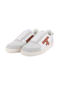 Sneakers bianchi con accenti in suede grigio e logo marrone. Presentano un design perforato, punta rotonda e suola in gomma piatta.