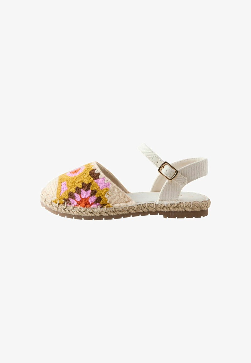 Sandale espadrille fermée avec devant en crochet floral multicolore, bride de cheville beige à boucle, et semelle en jute tissée.