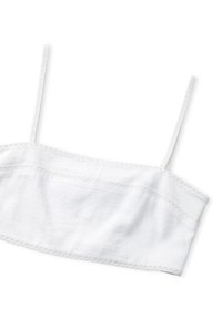 Top corto blanco con tirantes finos, que presenta una tela texturizada, un delicado borde de encaje y una forma rectangular con patrones de cuadros sutiles.