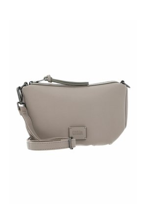 Sac bandoulière en cuir gris clair, présentant une texture lisse, une fermeture éclair, une sangle ajustable et un logo embossé à l'avant.