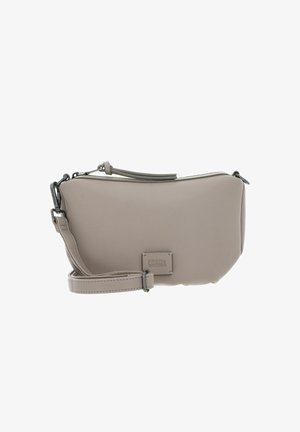 Sac bandoulière en cuir gris clair, présentant une texture lisse, une fermeture éclair, une sangle ajustable et un logo embossé à l'avant.
