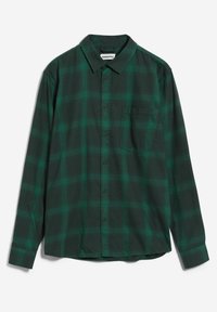 Camicia a maniche lunghe a quadri verde scuro e nera, con colletto e tasca sul petto, distesa su uno sfondo bianco.