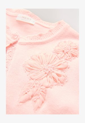 Cárdigan rosa claro con acabado texturizado, que presenta tres flores de tela y cuentas en un diseño floral, y un escote con borde festoneado.