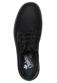 Chaussure noire synthétique à lacets avec surface texturée, bout rond et intérieur rembourré arborant un logo. Surpiqûre contrastante le long de la semelle.