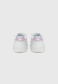 Baskets blanches avec des accents lavande doux, en cuir, à bout rond et semelle texturée. Présente un logo près du talon et des lacets sur la languette.
