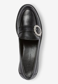 Schwarze Lederloafer mit glatter Oberfläche, breitem Riemen, runder Zehenform und verziertem, kreisförmigem Schnallenverschluss mit Strasssteinen.