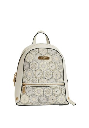 Piccolo zaino bianco con motivo geometrico esagonale, cerniera dorata e targhetta con logo del marchio sulla tasca frontale.