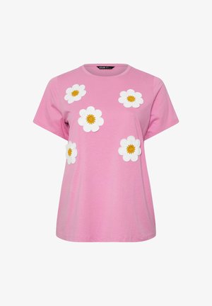 Camiseta rosa de manga corta con cinco grandes margaritas blancas con centros amarillos bordadas en la parte delantera.
