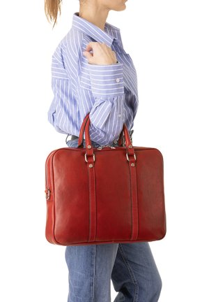 Borsa a tracolla rossa in pelle con due manici superiori, texture liscia e cuciture a contrasto. La borsa ha una forma rettangolare e una chiusura con zip.