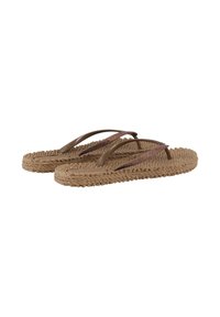 Hnědé tkané žabky se dvěma tenkými hnědými popruhy, z nichž jeden je třpytivý, určené pro volný čas.