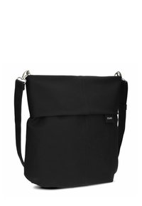 Borsa a spalla in pelle nera con una finitura leggermente testurizzata, pattina frontale, hardware argentato e tracolla regolabile. Senza logo visibile.