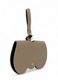 Pochette en cuir brun avec des découpes circulaires, ornée d'un accessoire en métal doré et d'une bandoulière; surface texturée avec un intérieur lisse.