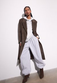 Stradivarius DOUBLE-BREASTED - Klasičan kaput - dark brown