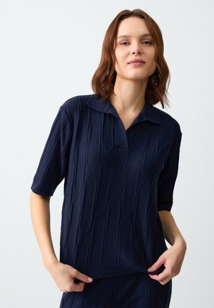 - Koszulka polo