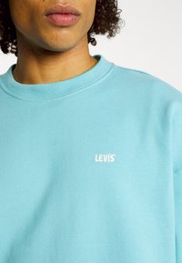 Levi's® Gold Tab CREW - Športni pulover - milky blue