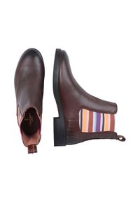 Brązowe skórzane botki za kostkę z teksturowanym bocznym panelem w kolorowe pionowe paski. Gumowa podeszwa i pętelka ułatwiająca zakładanie.