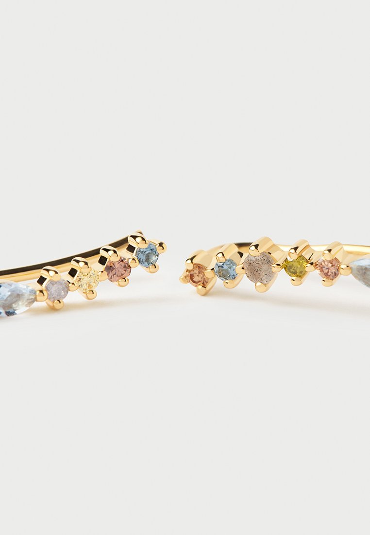 Goldene Ohrringe mit mehrfarbigen Edelsteinen, darunter Blau, Pink, Gelb und Grau, angeordnet in einem geschwungenen Design mit Krappenfassungen.