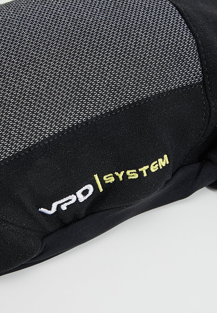 Schwarzes Textilprodukt mit einem strukturierten grauen Panel, besticktem "VPD" in Weiß und "SYSTEM" in Gelb. Fokus auf Materialqualität und Design.