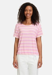 Stribet kortærmet t-shirt i pink og hvid med rund halsudskæring og samlet snor i kanten. Glat stof med en afslappet pasform.